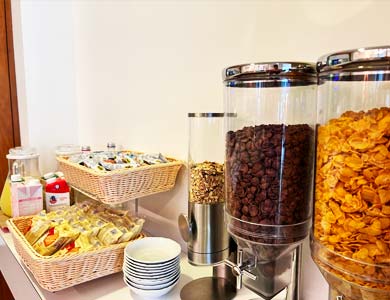 Breakfast cereal dispenser